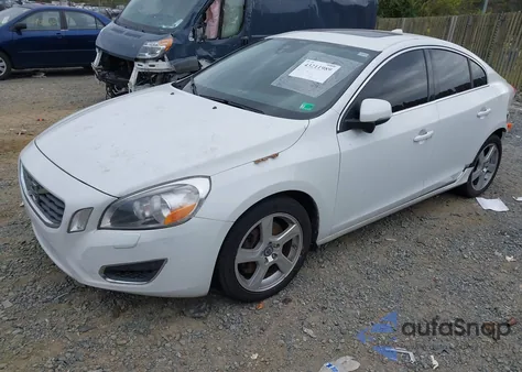 2013 Volvo S60 T5/T5 Platinum/T5 Premier/T5 Premier Plus z USA, uszkodzony, nr VIN YV1612FH8D2185936